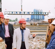       圖為學(xué)院畢業(yè)生韋世國副局長（左一）、學(xué)院畢業(yè)生九泰公司 總經(jīng)理關(guān)和平（中）在施工現(xiàn)場